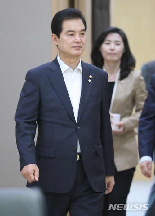 [2018 미래의학 포럼] 류영진 식약처장 격려사…“보건의료산업 관련법·제도 정비”  