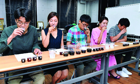 [And 컨슈머리포트-콜드브루 캔커피] 찬물에 우려낸 커피… ‘5맛+균형’의 승자는 칸타타 기사의 사진