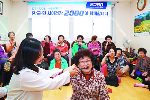 애경, 노인들 구강관리 교실 개최… 치약·샴푸 등 용품도 전달  