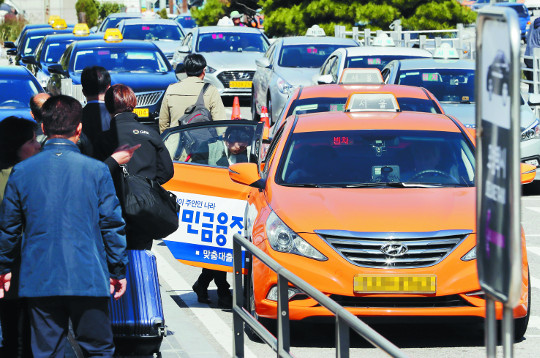 [포토] “카카오 카풀 반대”… 18일 택시 파업 비상 기사의 사진