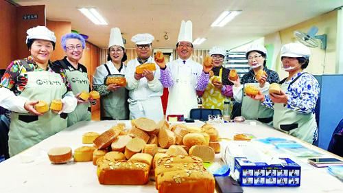 달콤한 빵을 구워요… 사랑을 나누어요  