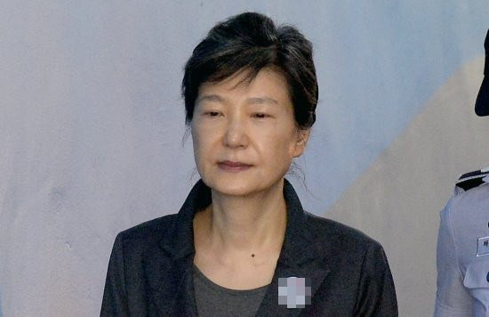 불법 공천개입 2년 추가, 박근혜 전 대통령 형량 합치면 33년 기사의 사진