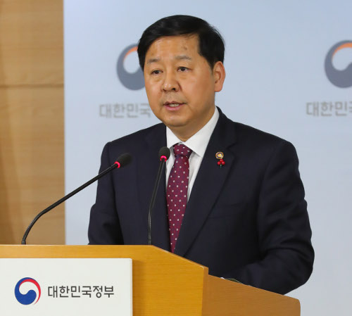 6급과 싸우는 청와대 이어 5급과 맞붙은 기재부  