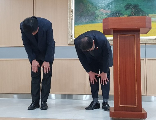 예천군민들 “충효의 고장 망신, 군의원 전원 사퇴하라”  