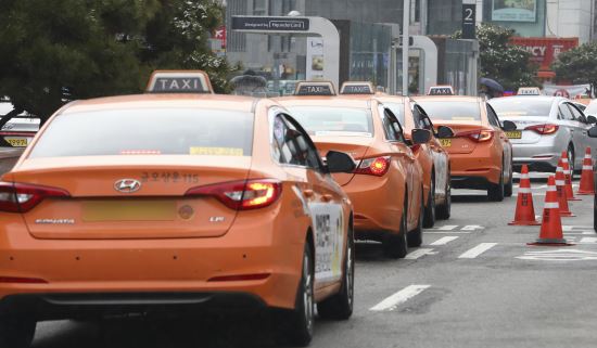 시계할증, 임의요금, 호텔정문 피하기…외국인 바가지 택시요금 단속 - 국민일보