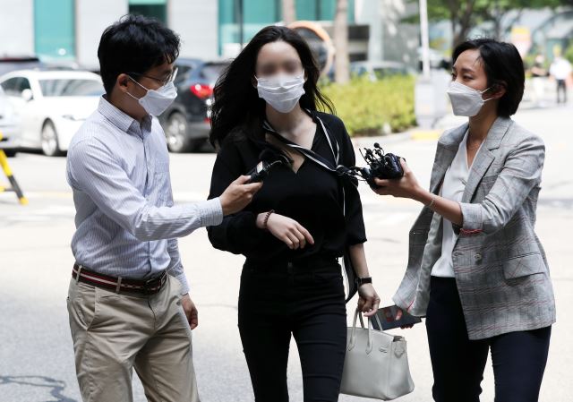 포착] “양현석 협박에 진술 번복” 비아이 마약 제보자 檢출석-국민일보