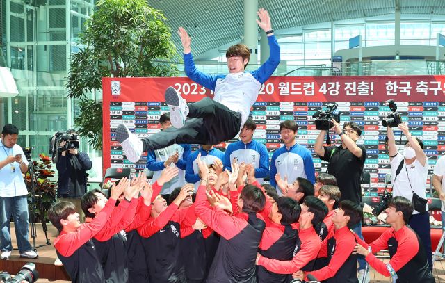 잘 싸웠다!” U-20 월드컵 4강 '김은중호' 귀국[포착]-국민일보